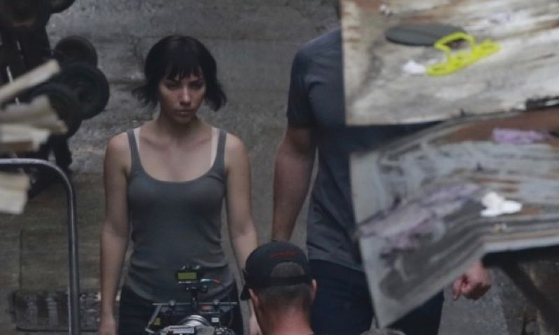 Illustration for article titled Scarlett Johansson se deja ver en las primeras imágenes de rodaje de Ghost in the Shell